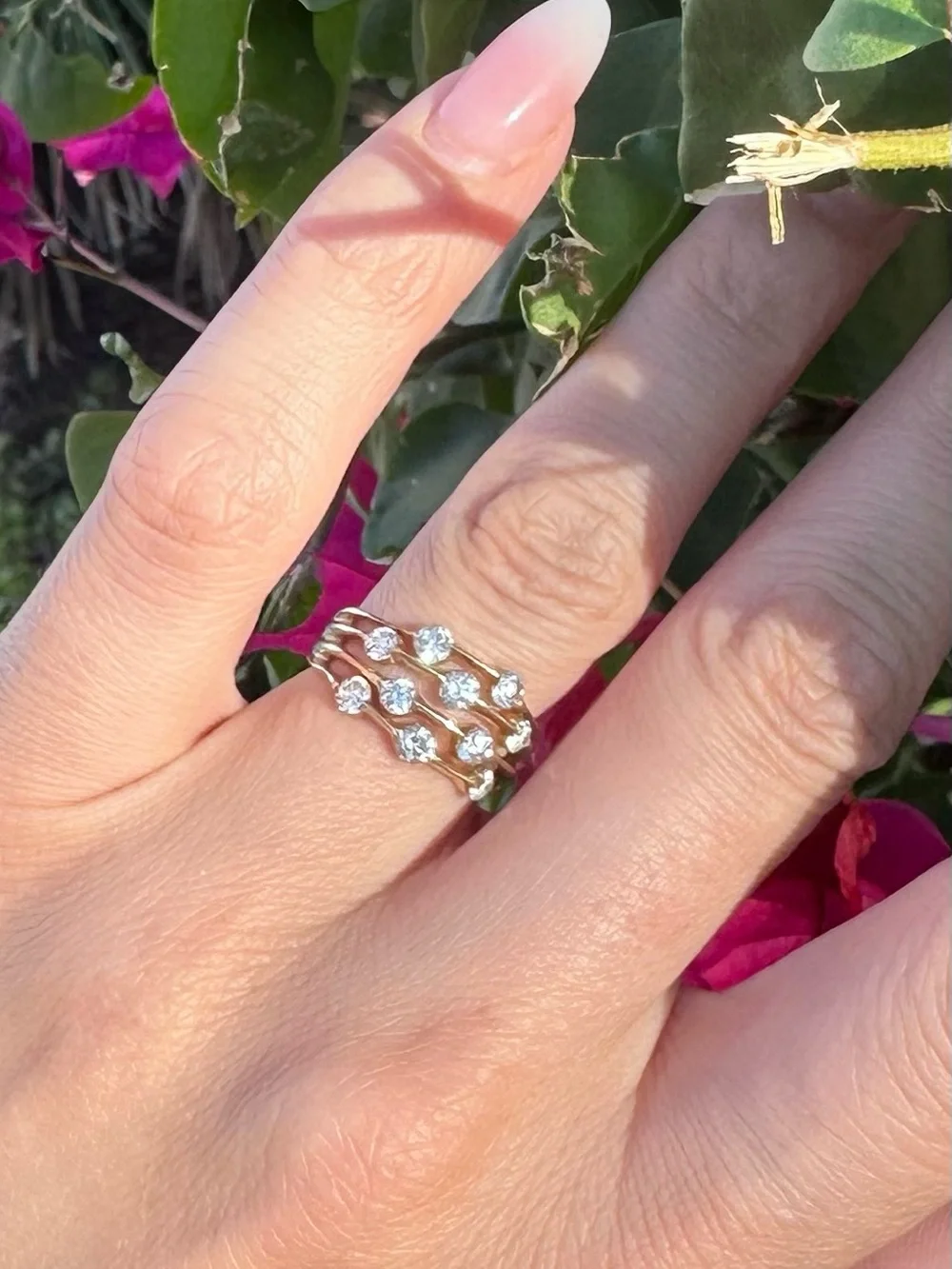 Gorgeous ring with 10 natural diamonds set in 14k gold